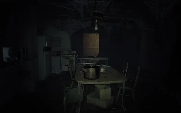 La casa de invitados otra vez, de noche: la cocina en el camino de los recuerdos de Mia.