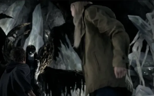 Ethan protege a Rose de Mother Miranda en Memories' Edge.